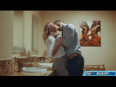 ❤️ کله چې یو ښکلی سپین رنګ تاسو په عامه تشناب کې جذبوي ❤️❌  مقعد پورن